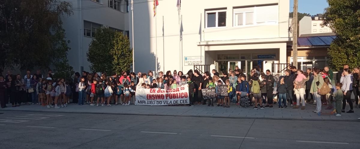 Concentracion CEIP Vila de Cee conta os recortes