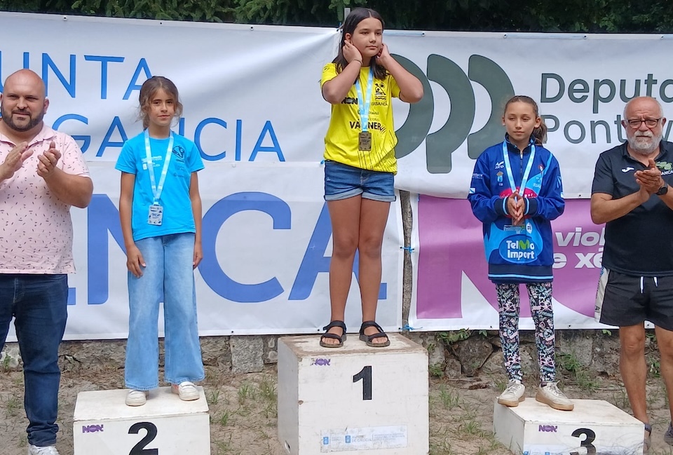Yara Lado no podio CDM Piraguismo Dumbriua