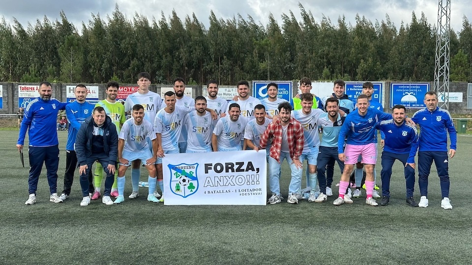 Sporting Zas Homenaxe a Anxo, xogador lesionado contra o Inter de Brens na ultima xornada da tempada pasada e que será operado por 4 vez do xeonllo