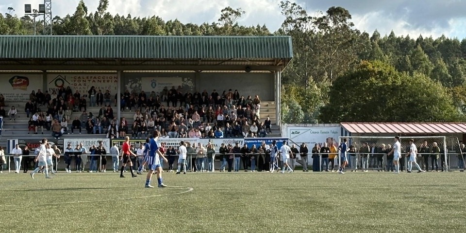 Ambientazo sen incidentes no derbi do Platas Reinoso entre Baio e Zas