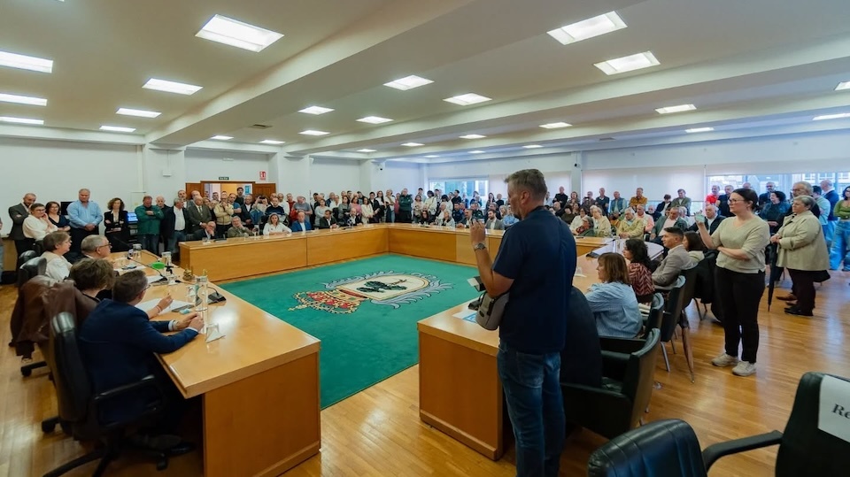 Salon de plenos de Carballo ateigado para despedir a Evencio