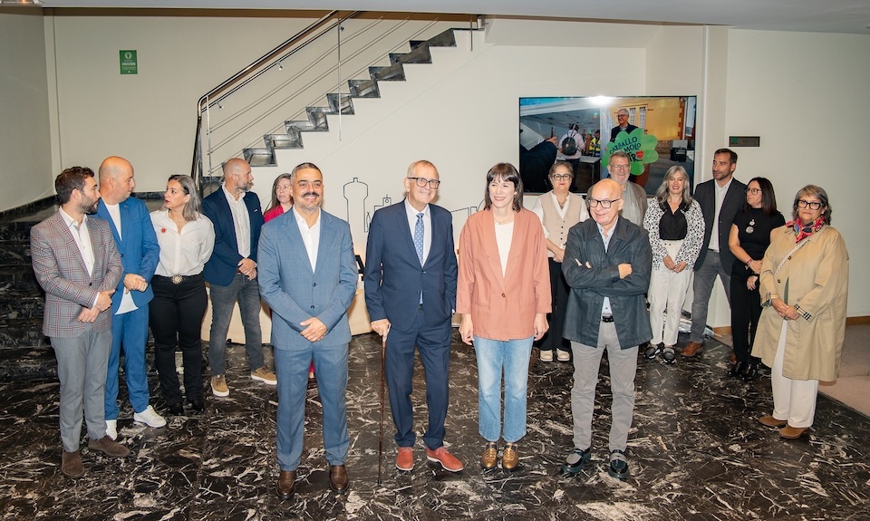 Foto AnaPontón con Evencio Ferrero e grupo municipal Carballo1 copia
