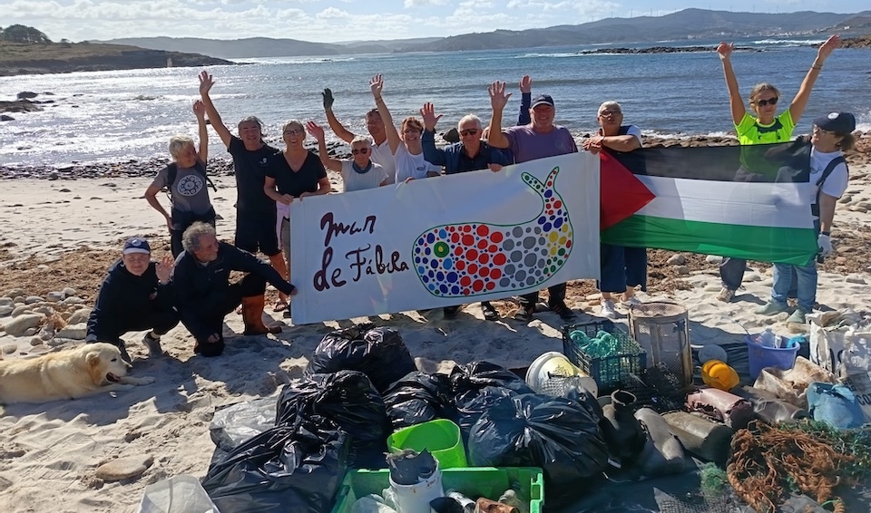 Mar de Fabula limpeza Praia do Lago camarinas