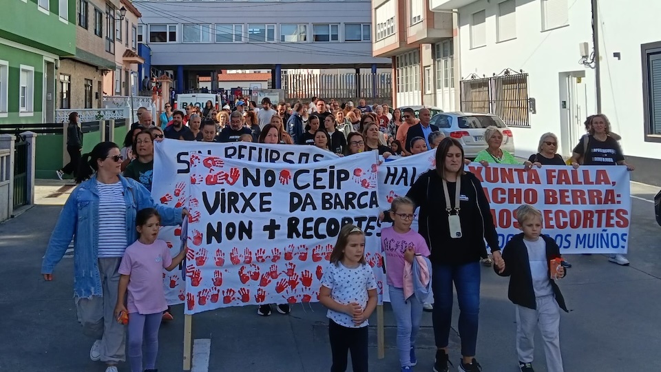 Manifestacion contra os recortes nos coles de Muxia 1