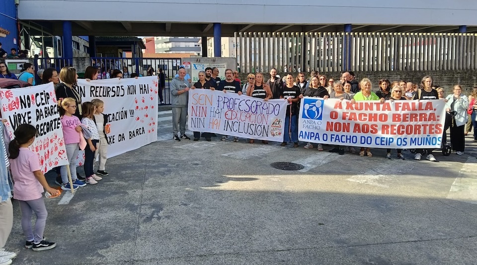 Manifestacion contra os recortes nos coles de Muxia 3