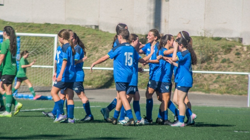 Xogadoras do Camarinas celebrando un gol