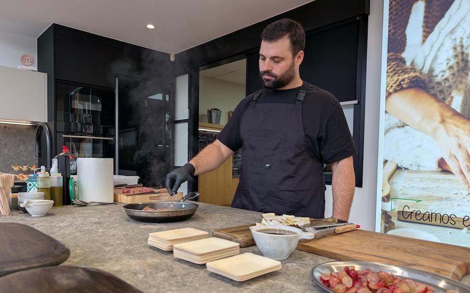 O chef Pau preparando o shocooking no 40 aniversario de Jocar