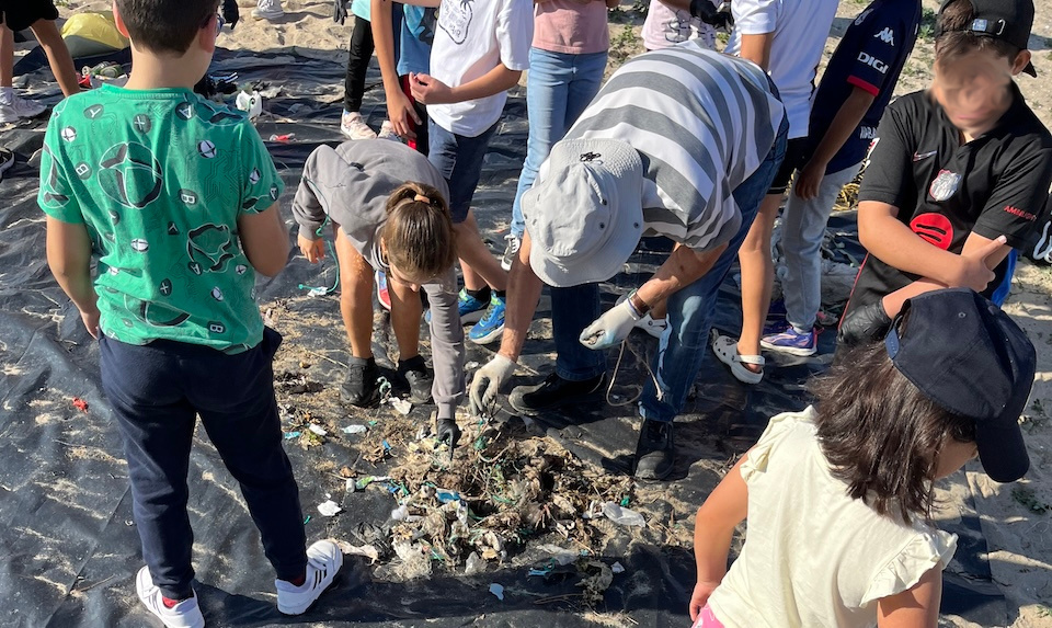 Limpeza de Mar de Fabula coa rapazada de Camarinas