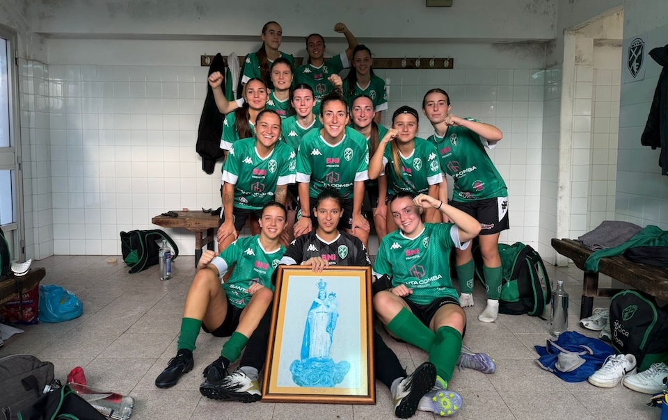 Xogadoras do Xallas celebrando un valioso empate