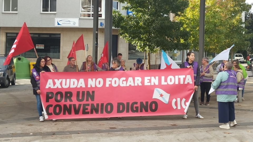 2025-10-23_Concentracion_traballadoras SAF Ponteceso_1 copia