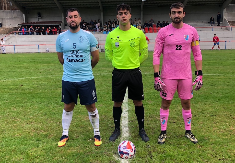 Javi Pelos capi do Muros e Mariolo capi do Porteno co arbitro Luis Mourelle-Foto-Parker