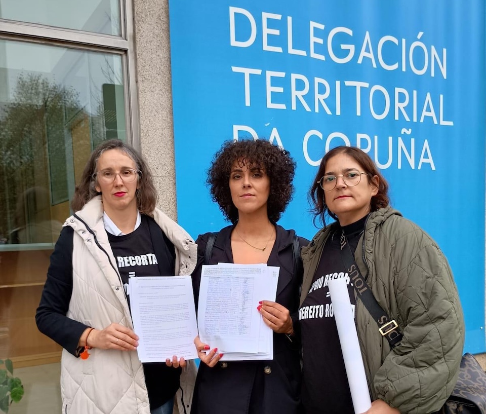 Familias de Muxia na manifestacion do profesorado contra os recortes no ensino. 2