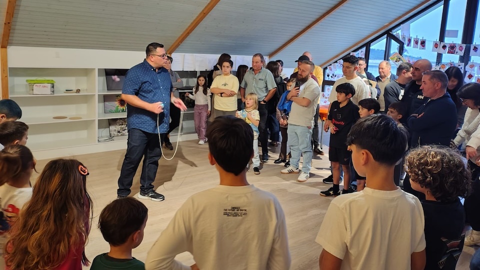 Omar Jonathan Pule en Cabana cos Cormorans sacando o peon ao Camino