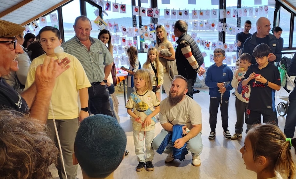 Luís Miguel Ramas Ramírez bailando o trompo cos Cormorans