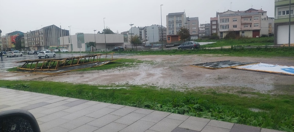 Panel publicitario caido no Rego da Balsa Carballo