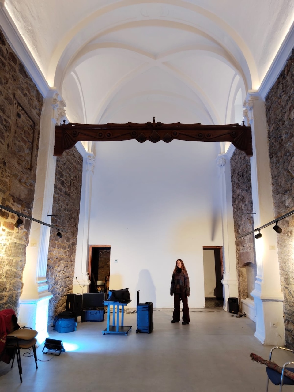 Isolda Comesaña na Capela do Pilar de Corcubion nunha residencia artistica