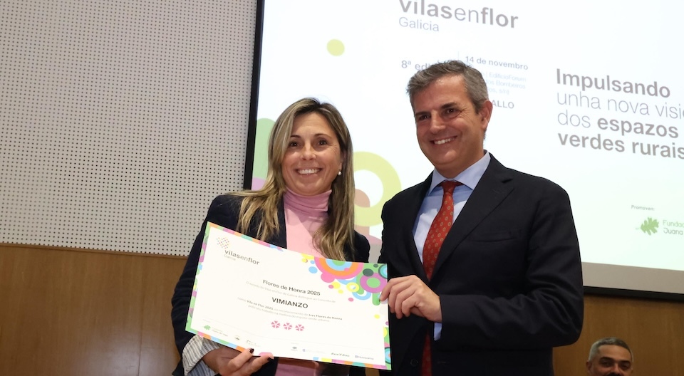 Monica Rodriguez recibindo as Vilas en Flor para Vimianzo