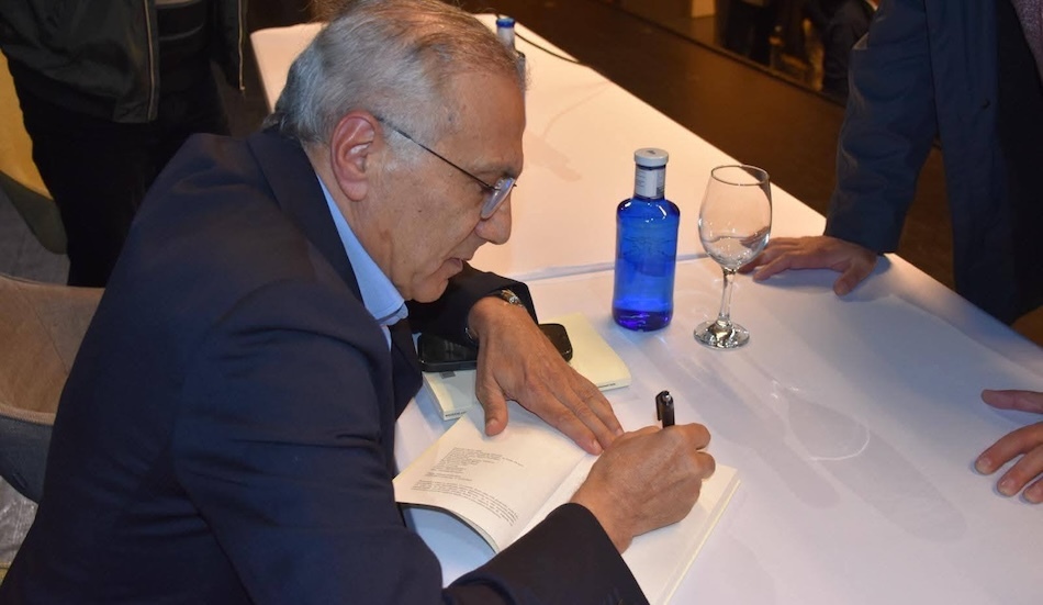 Mohamed Safa lendo o seu libro