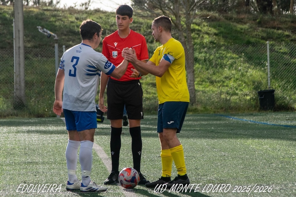 Pablo e Borja Sueiro capis do Monte Louro e Mazaricos co arbitro Eloy Vento