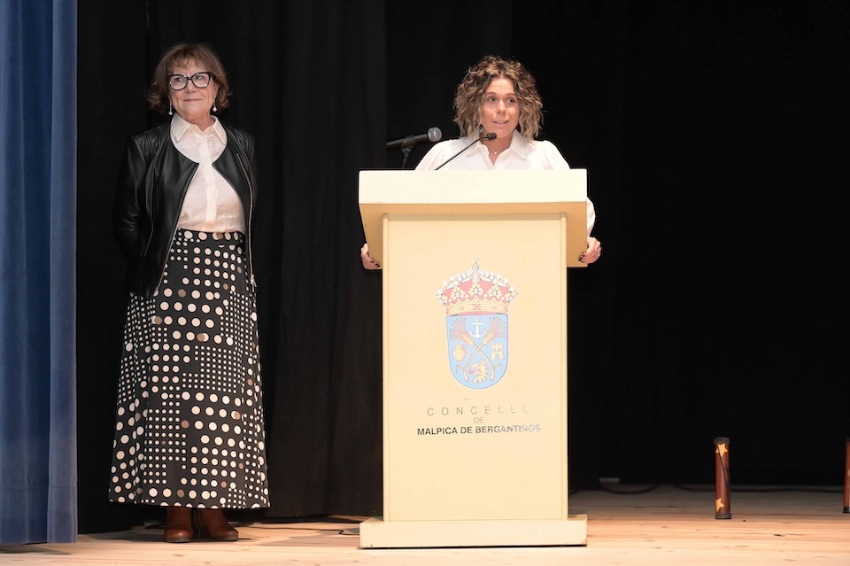 A directora do CEIP Milladoiro Ana Seoane Cives con Fina Casalderrey recibindo o Premio Na Lingua que eu falo da RAG