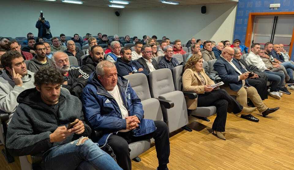 Sorteo da Copa da Costa en Dumbria publico