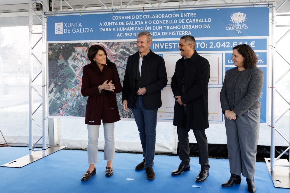 O presidente da Xunta, Alfonso Rueda, acompañado da conselleira de Vivenda e Planificación de Infraestruturas, María Martínez Allegue, participa na sinatura dun convenio co concello de Carballo para a humanización da avenida de Fisterra. Inmediacións da Estación de Autobuses (Carballo), 20/11/25.