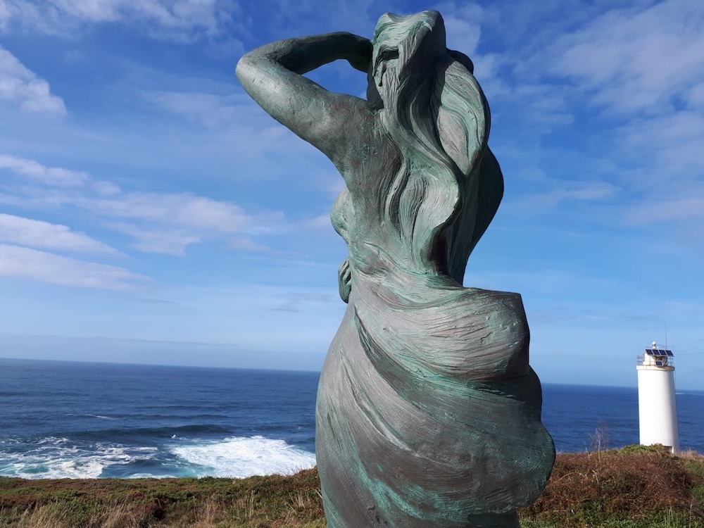 estatua A Espera no Faro de laxe-Foto.LitaBlanco