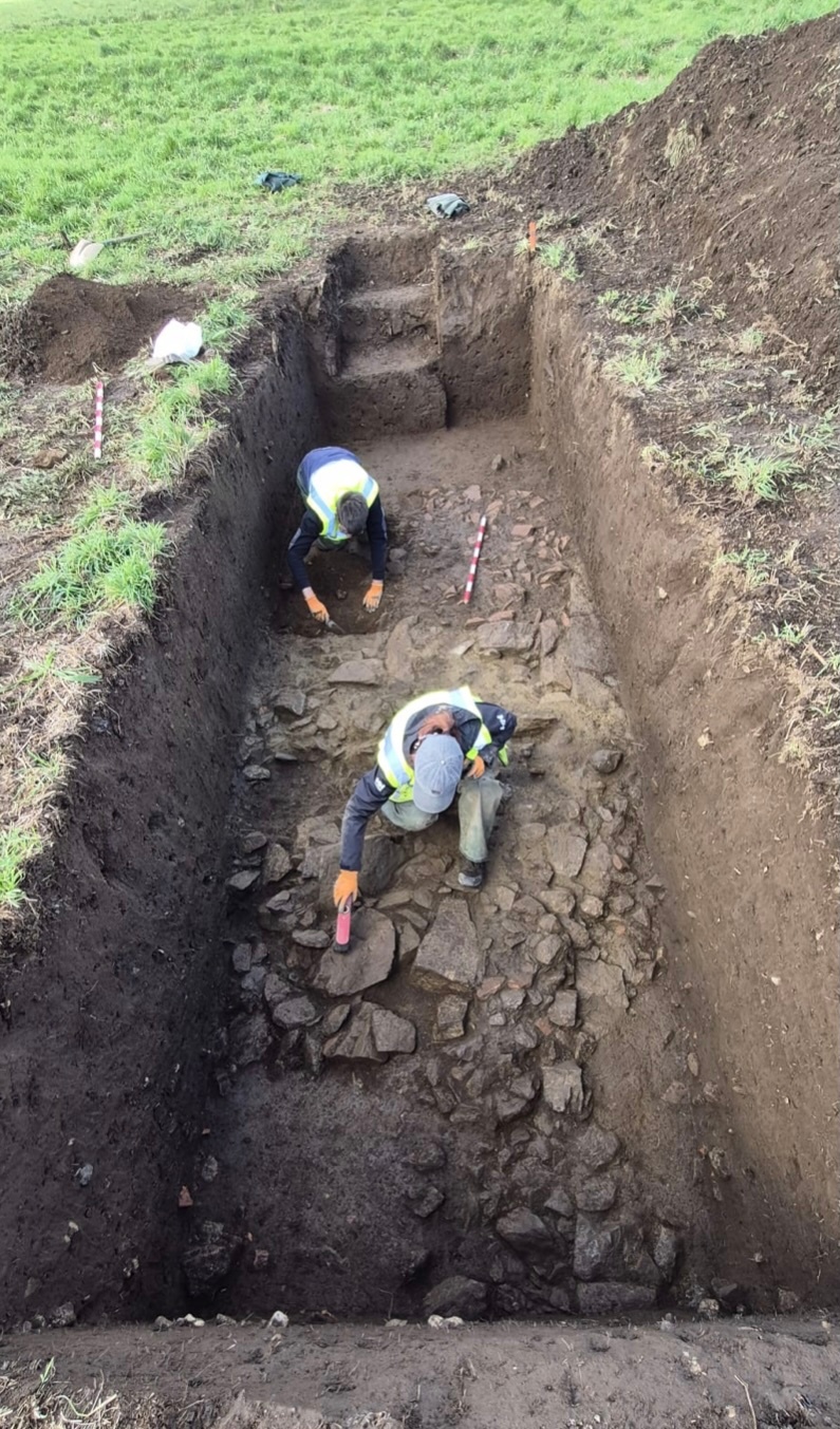 Ilustración 4 Traballos de escavación arqueolóxica en Pedra do Altar, Brandomil