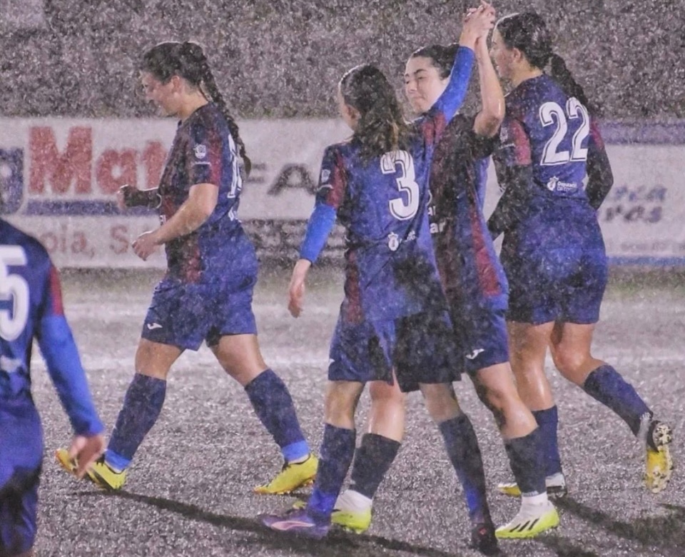 A chuvia non foi excusa para frear ás roxazuis da Esteirana. Foto Bea (@berocer)