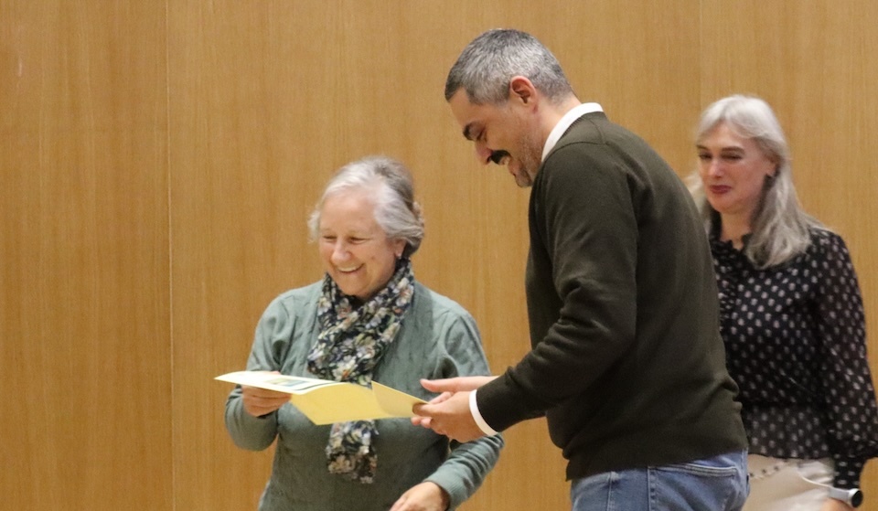 Unha nova diplomada da Universidade Senior de Carballo