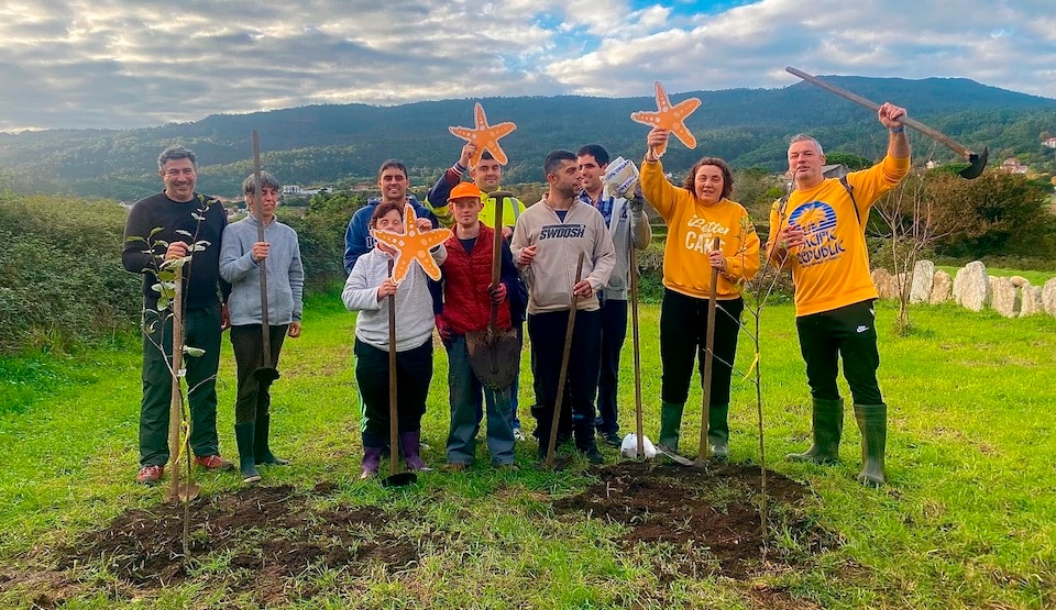 Adisbismur plantando Maceiras no Camino3 copia