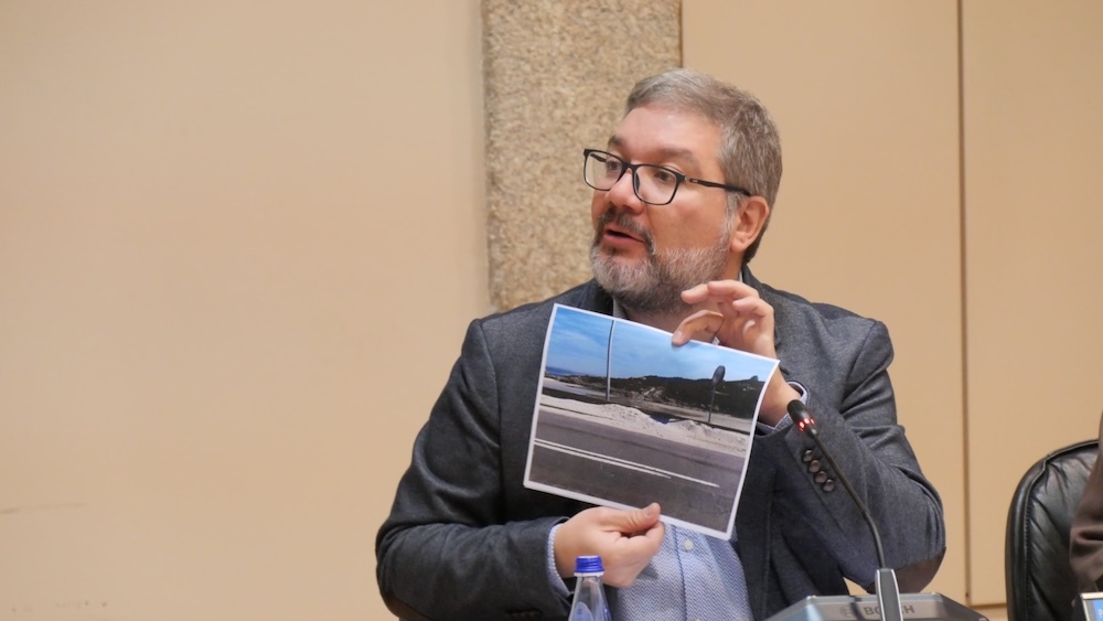 Oscar Insua volveu levar os probelmas cos aridos na praia da Cruz de Muxia ao Parlamento
