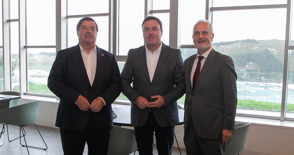 Julia Abalde Valentin Gonzale Formoso e Julio Castro no Parador de Muxia