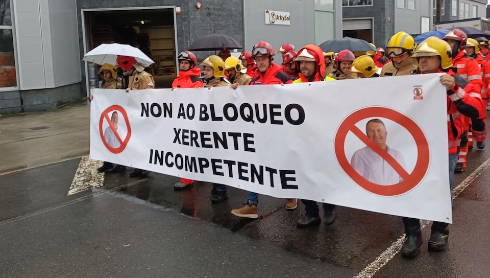 Bombeiros comarcais en Carballo manifestacion.jpeg