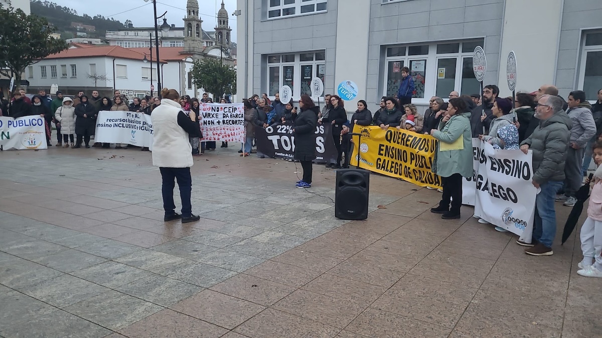 Masiva concentracion en Cee contra os recortes no Ensino. Fedanpas