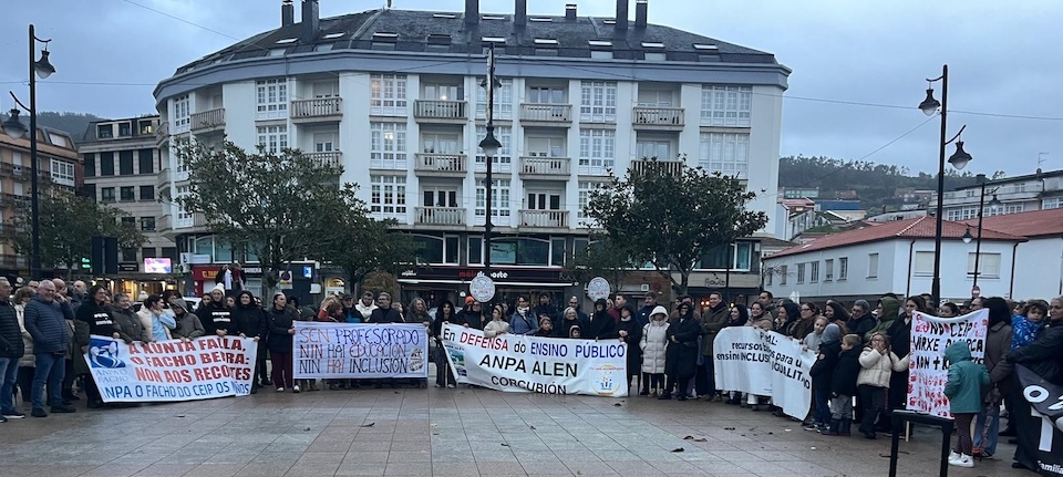 Masiva concentracion en Cee contra os recortes no Ensino. Fedanpas2