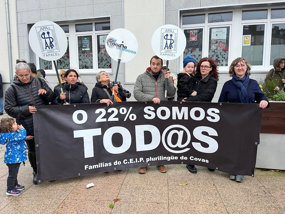Masiva concentracion en Cee contra os recortes no Ensino. Fedanpas-CEIP COvas-Lugo