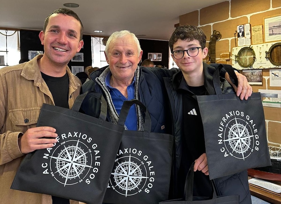 Carlos da Cantora, Juan de Gloria e Álex o Muxisquiño, dous dos 37 colaboradores da Sala dos Naufraxios e da Historia Marítima de Camelle