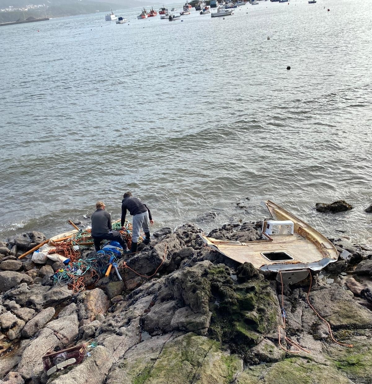 Barco as pedras de santa isabel-Corcubion. 2