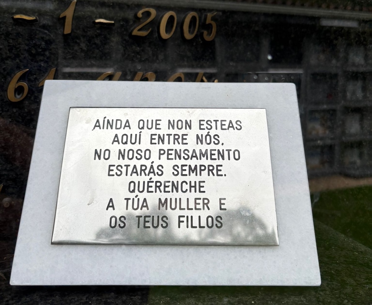 Lapida en galego de 2005 do Cemiterio de Esteiro-Foto-Lia Agra