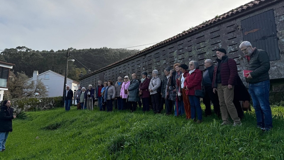 Maria Lago explicando no Horreo ao alumnado da UDC Senior