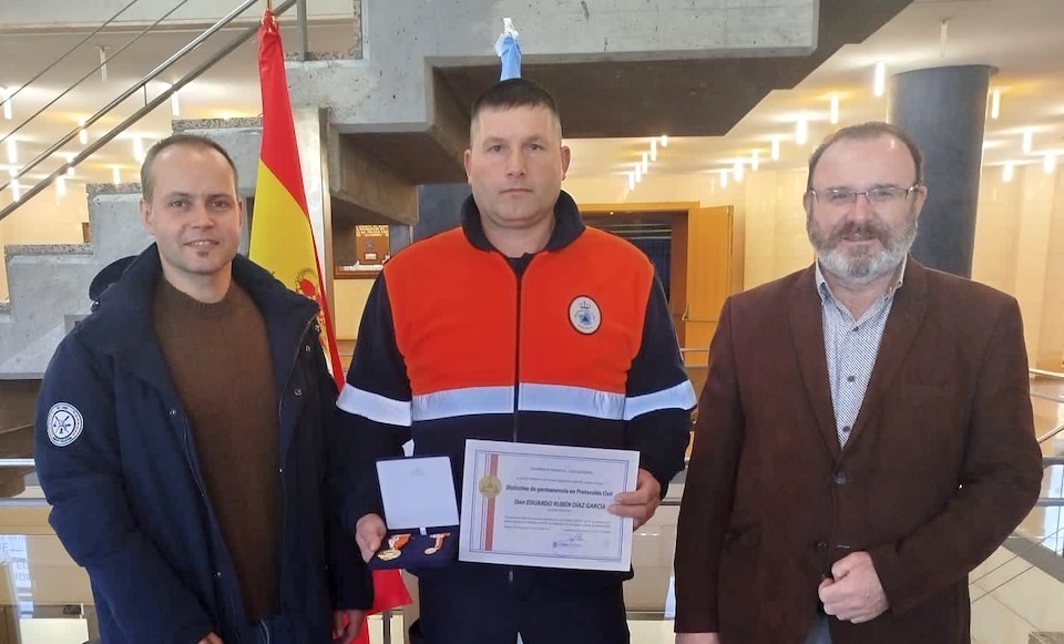 Rubén de Protecion Civil de Malpica co alcalde Eduardo Parga e o Concelleiro de Seguridade Rodrigo Mato