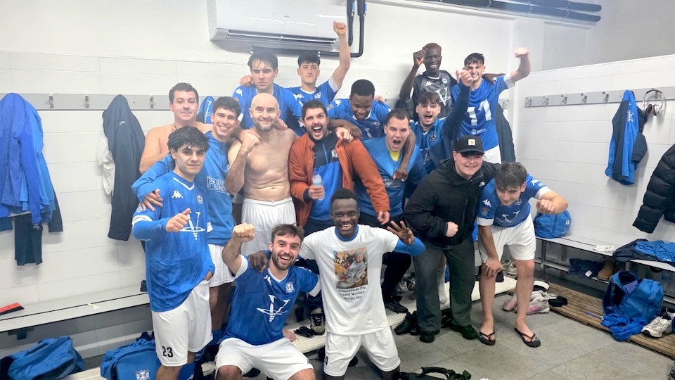 SCD Malpica celebrando a vitoria en Fontela