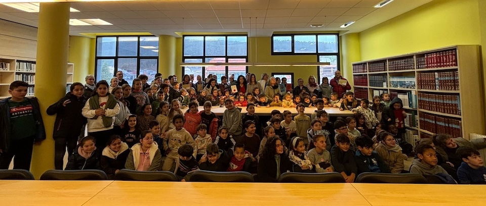 Nenos do CEIP Vila de Cee na Biblioteca.jpeg 4