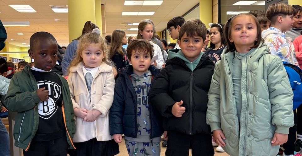 Nenos do CEIP Vila de Cee na Biblioteca