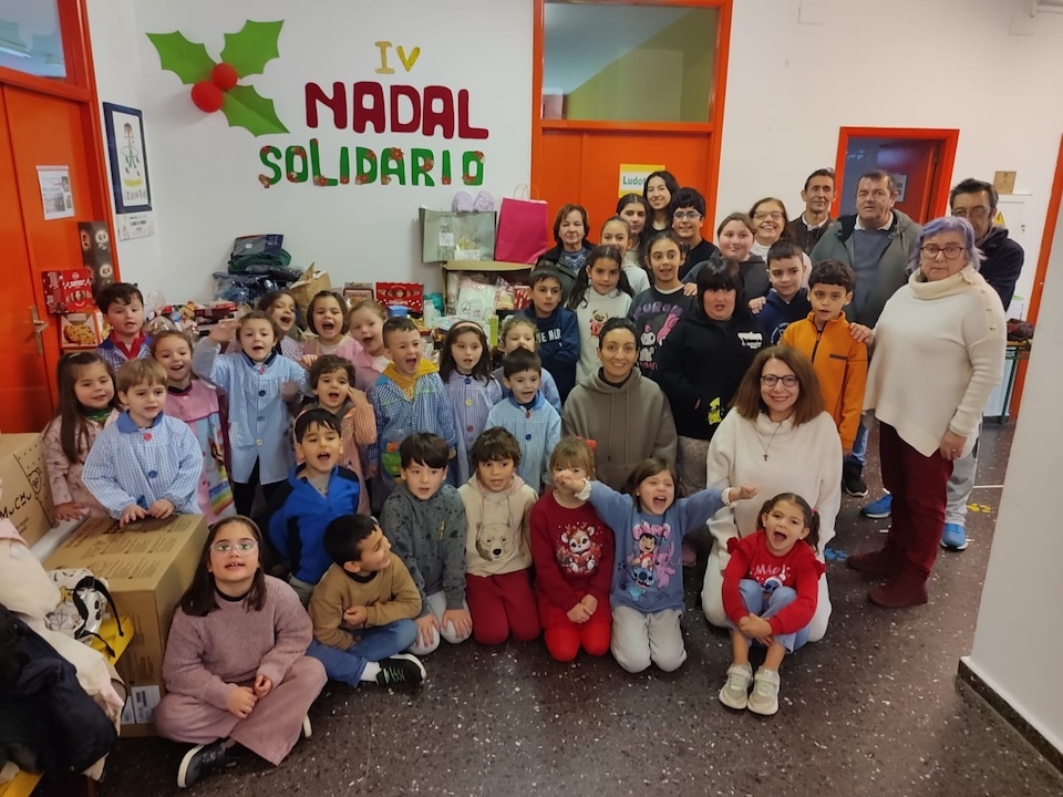 Nadal Solidario cos usuarios de Sor Eusebia no CEIP Vilarmide 2