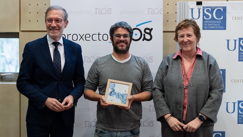 Ubaldo Cerquero de Quepasanacosta recollendo agasallo por colaborar co proxecto NOS