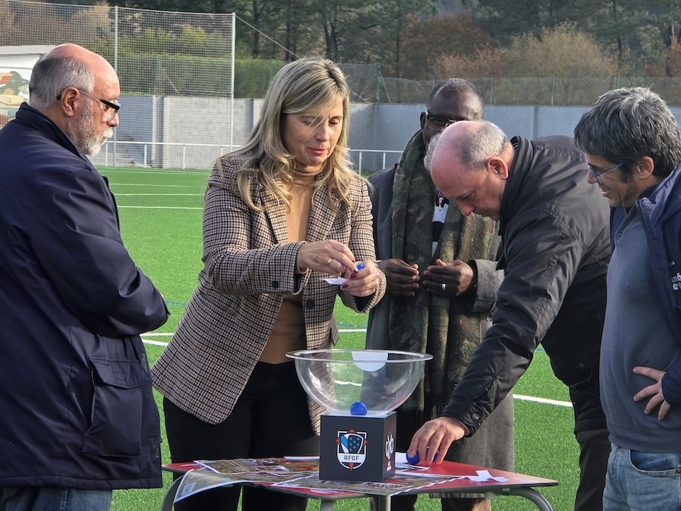 Sorteo do Torneo Solidario Futbol da Costa en Vimianzo