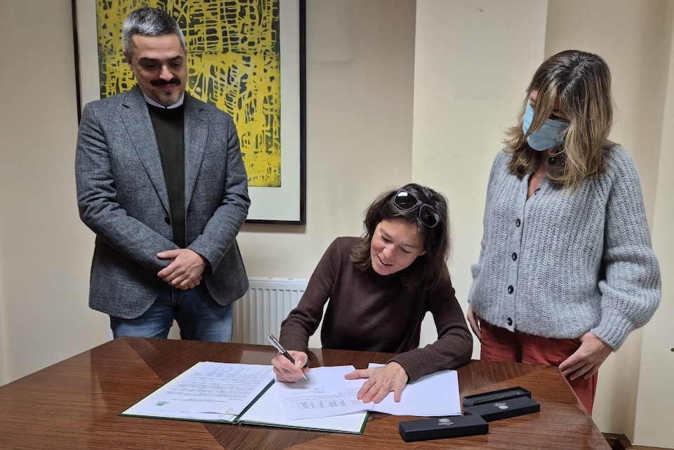 Sinatura de cesion de 200 obras de Manuel Facal ao Concello de Carballo