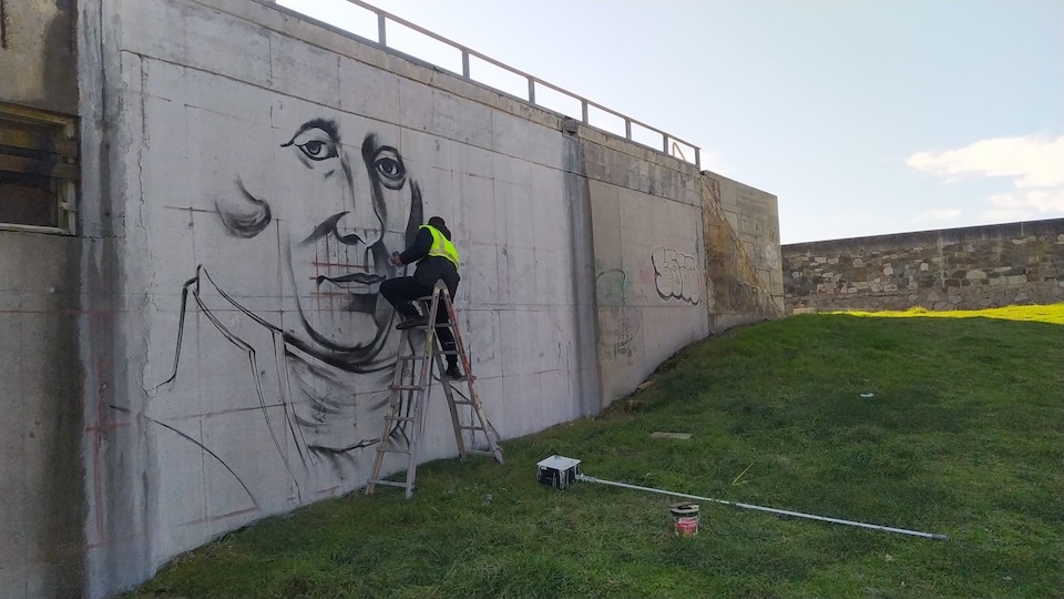 Primo Rodriguez pintando a Mourelle da Rua en Corme